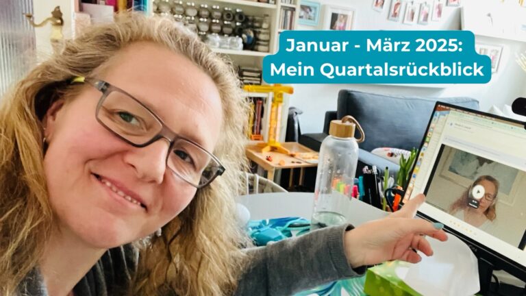 Januar bis März 2025: Quartalsrückblick Coasting to FIRE. Nadine sitzt an ihrem Schreibtisch und zeigt auf ihren Bildschirm, wo man sie in ihrem ersten Onlinekurs sieht